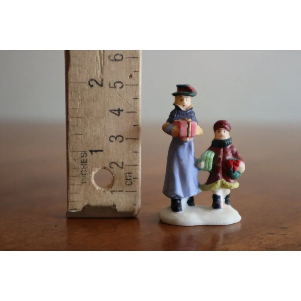 Christmas Village Figurine Child Girl Mother Nanny Woman Gifts Present Wreath 2